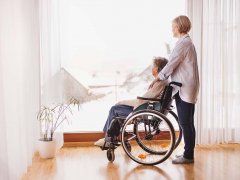 Für die Gesundheit: regelmäßige Gardinenreinigung im Seniorenheim